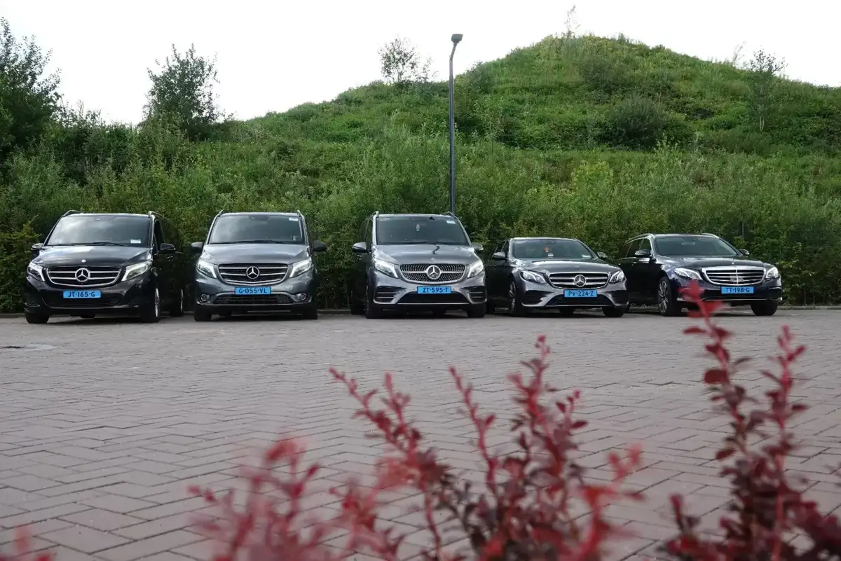 Wagenpark van Taxi Centrale Riel met Mercedes taxibussen en taxi’s