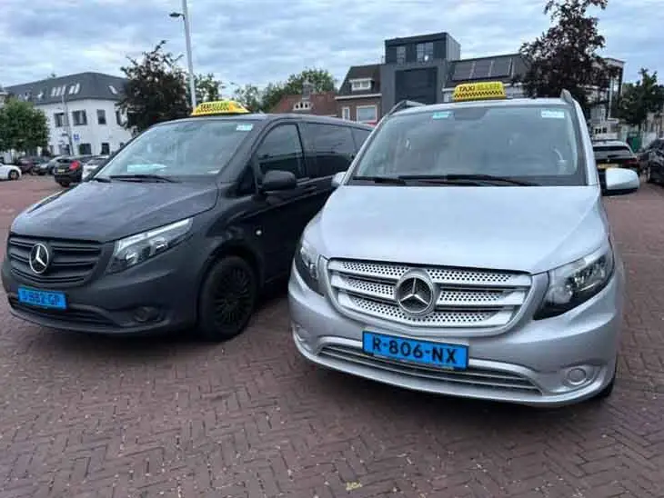 Mercedes Vito taxibussen met taxidaklicht