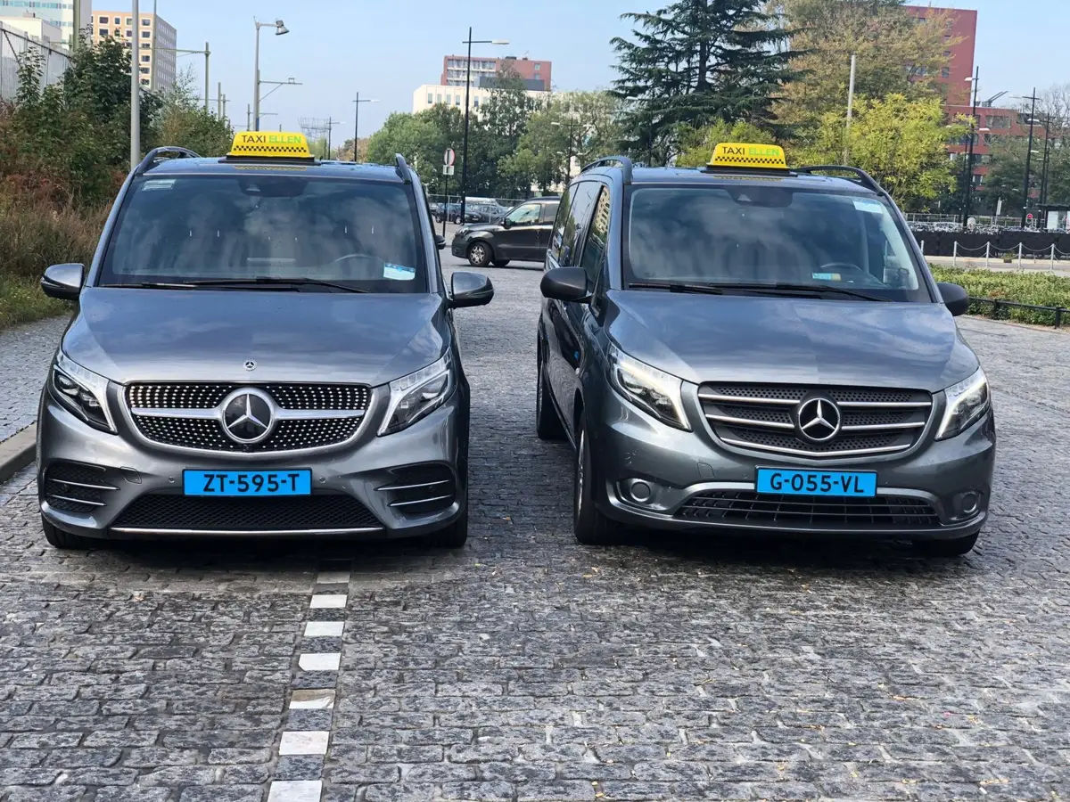 Twee Mercedes taxibussen met taxidaklicht van Taxi Centrale Riel